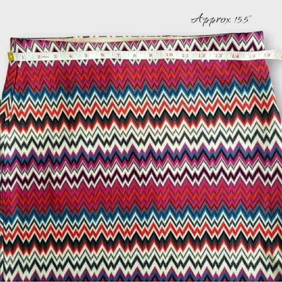 EXPRESS Zigzag Print Mini Skirt NWT - Picture 3 of 6
